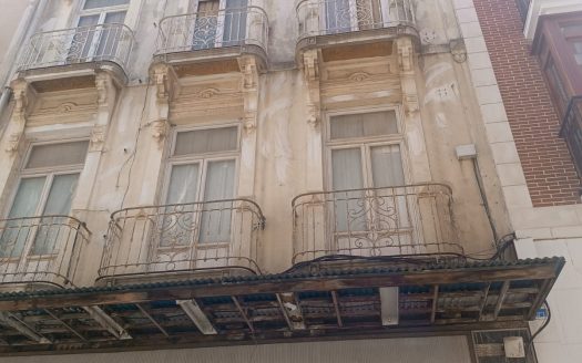 Building for sale in the historic centre of Cartagena, in need of renovation.